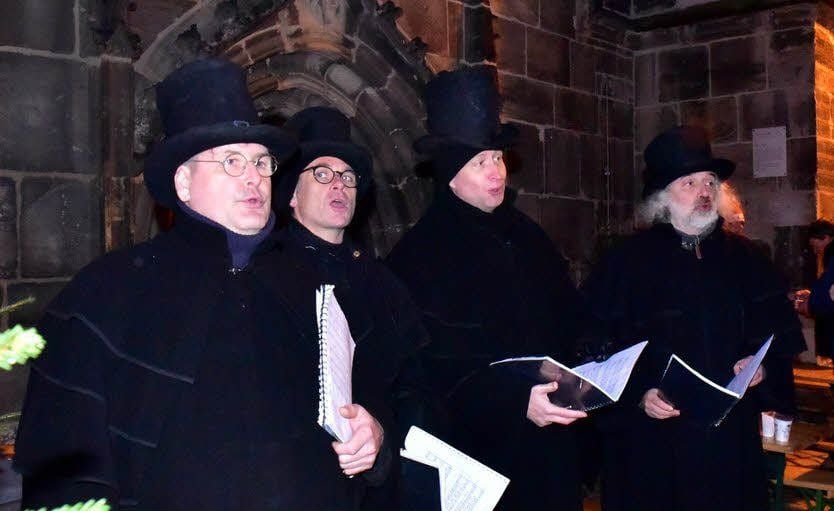 Als wären sie aus der „Weihnachtsgeschichte“ von Charles Dickens zu Besuch nach Weißenfels gekommen: „Die Traminer“, ehemalige Thomaner, singen.