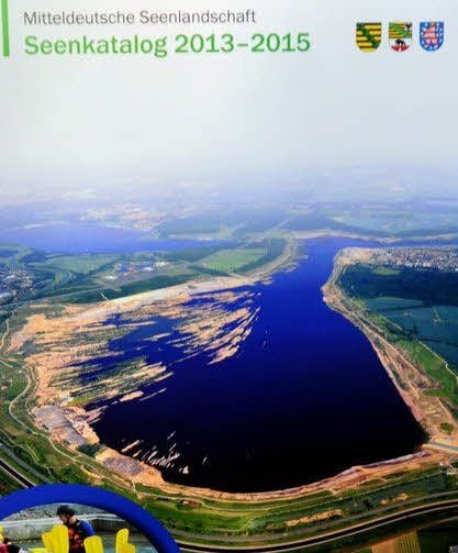 Der Seenkatalog mit dem Zwenkauer (Vordergrund) und dem Cospudener See auf dem Titelbild.