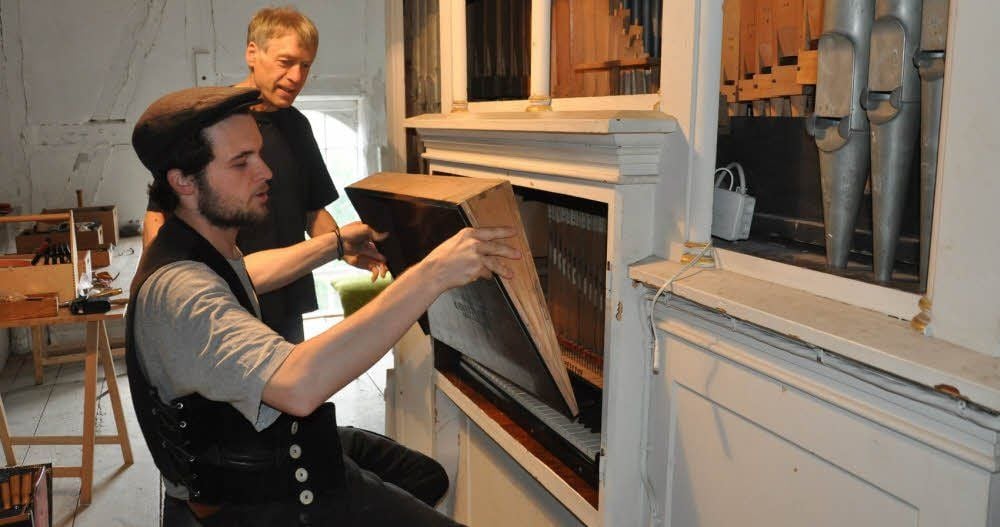 Orgelbauer Rainer Wolter (hinten) und Nils Faßbender, ein auf der Wanderschaft befindlicher gelernter Schreiner aus Grevenbroich (Nordrhein Westfalen), bei Restaurierungsarbeiten an der 113. von Conrad Geißler gebauten Orgel in der Genthaer Kirche.