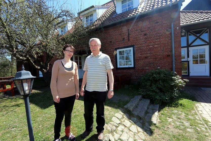 Anja und Dietmar Wartenburger freuen sich am Sonntag auf die Gäste zum Tag der offenen Tür in der Pension „Auf der Tenne“. Dabei wird es vielleicht auch um die Geschichte des Gehöfts gehen. Auf einem Gemälde, das wohl von 1934 stammt, wird ein Eindruck vermittelt, wie es früher mal ausgesehen haben soll.
