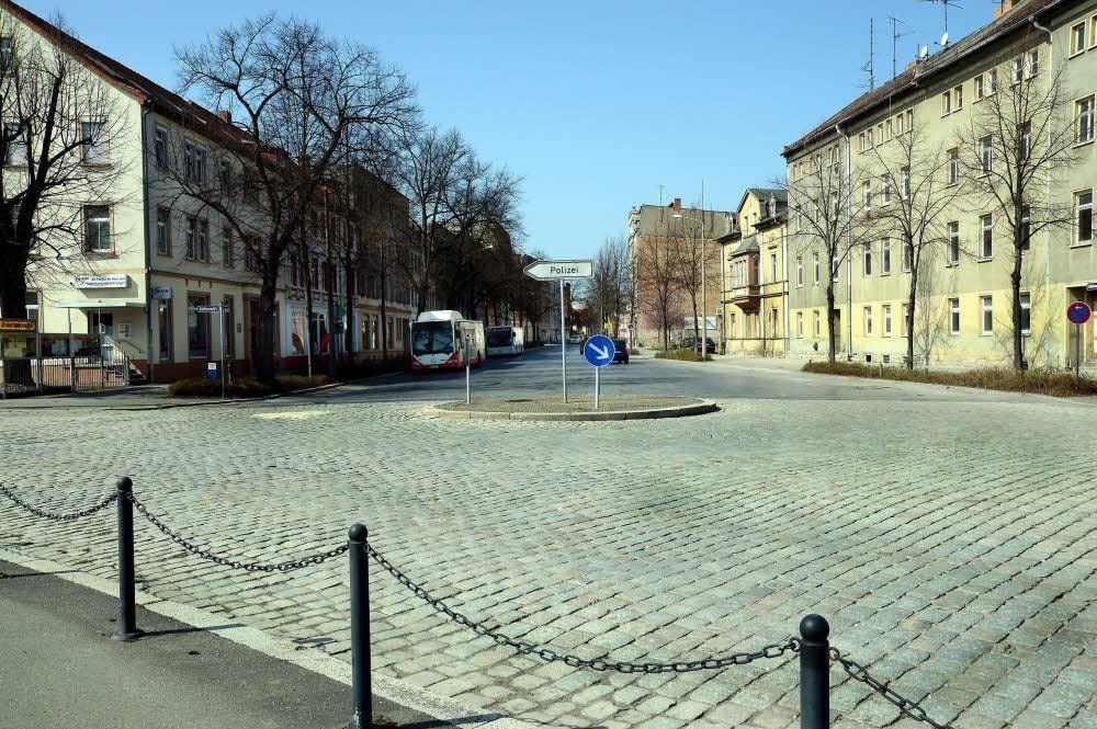 De facto ist es ja schon ein Kreisverkehr: Hier, wo sich jetzt die Verkehrsinsel befindet, soll in der Schützenstraße ein Kreisel mit 30 Meter Durchmesser gebaut werden.