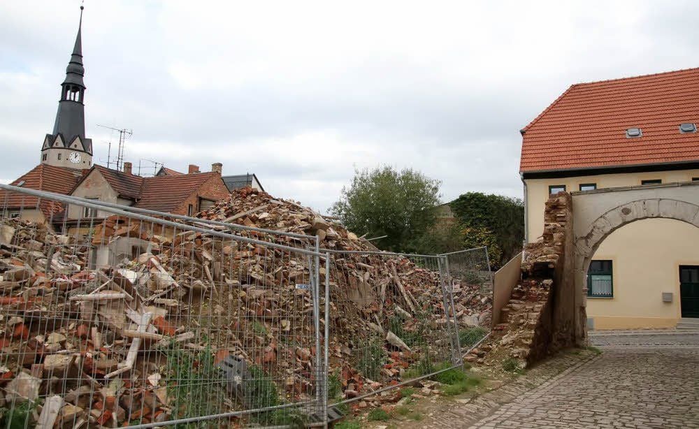 Blick auf das, was von der Trillerei übrig ist. Der riesige Schuttberg sorgt seit Monaten für Ärger.