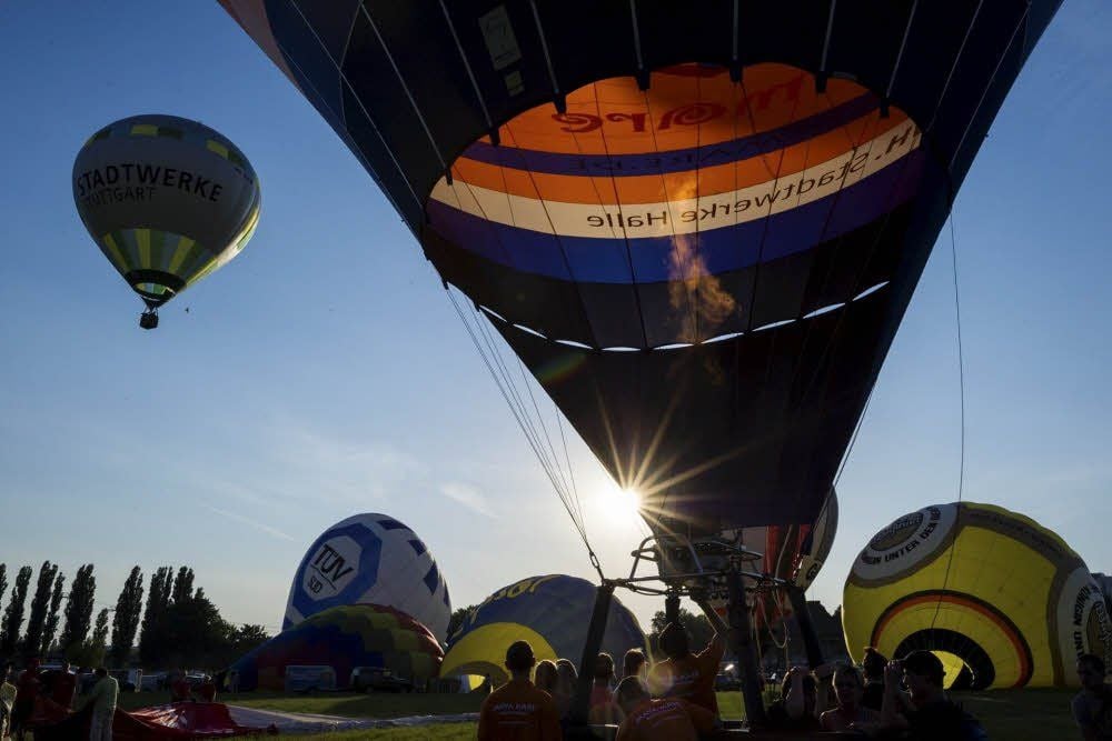 Mehr als 20 Heißluftballone stiegen zur ersten Balloon-Fiesta auf der halleschen Galopp-Rennbahn in den Himmel.