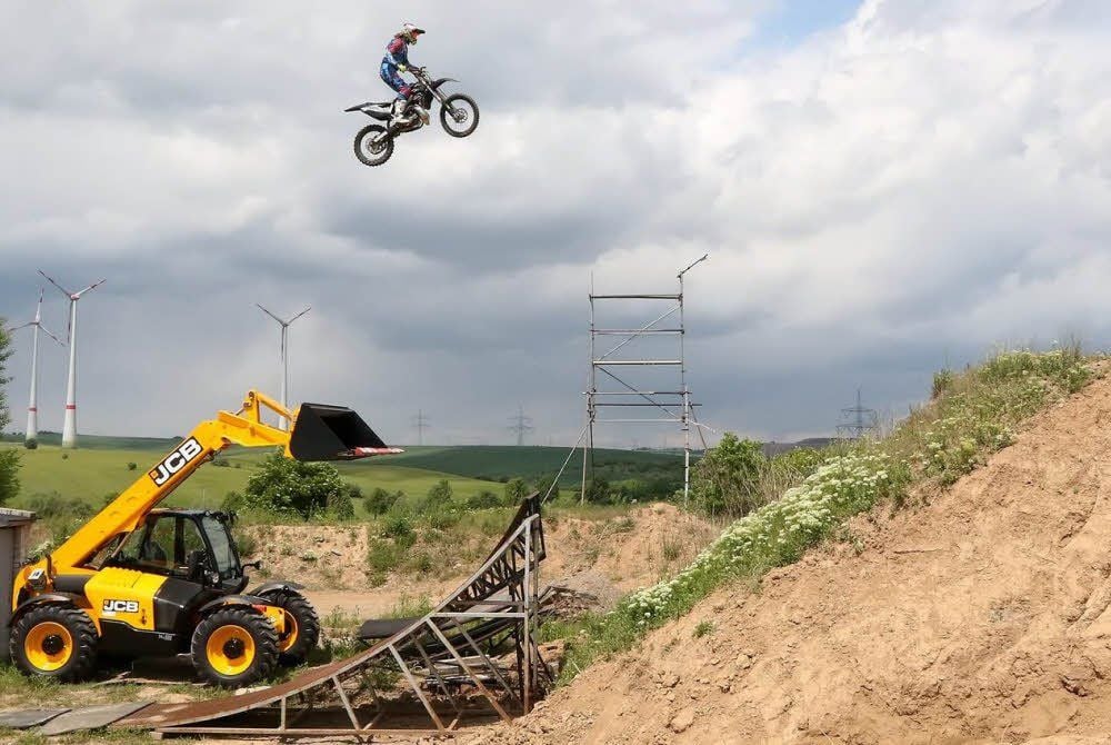 Auf seiner neu präparierten Trainingsstrecke an der Oberhütte kann Robert Neumann seine Sprünge und Stunts üben