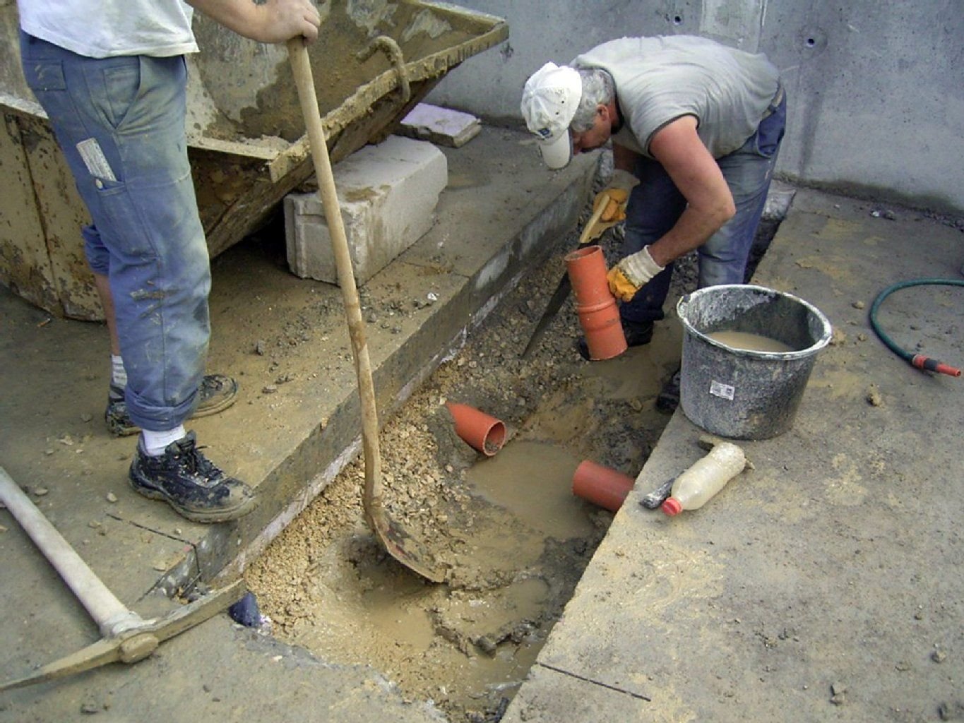Ein Baugrundgutachten bringt zum Beispiel zutage, ob eine besondere Drainage nötig ist.