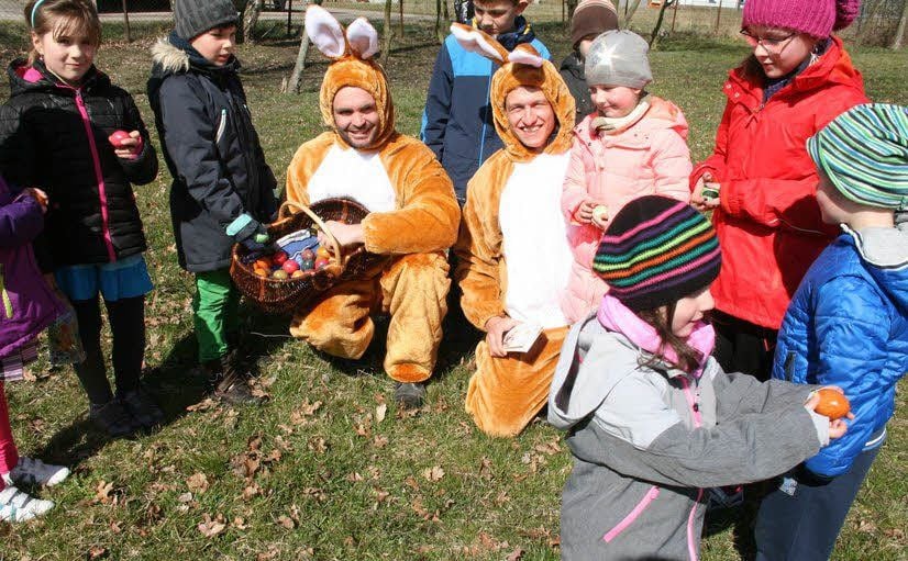 „Echte Osterhasen“ - die Kinder sind begeistert.