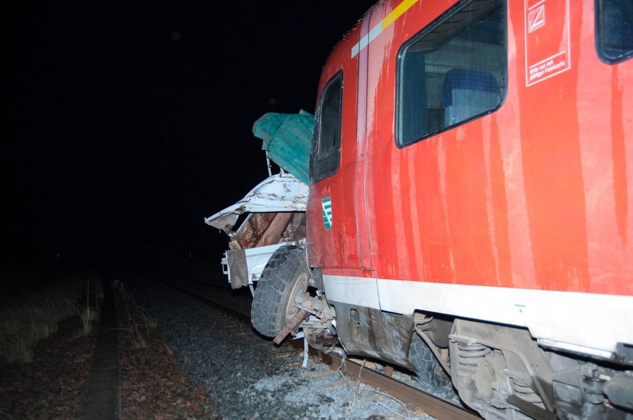 Am Bahnübergang Golbitz kam es am Sonntagabend zu einem Zugunfall. Ein Personenzug ist ungebremst in einen Traktor mit Anhängern gekracht.