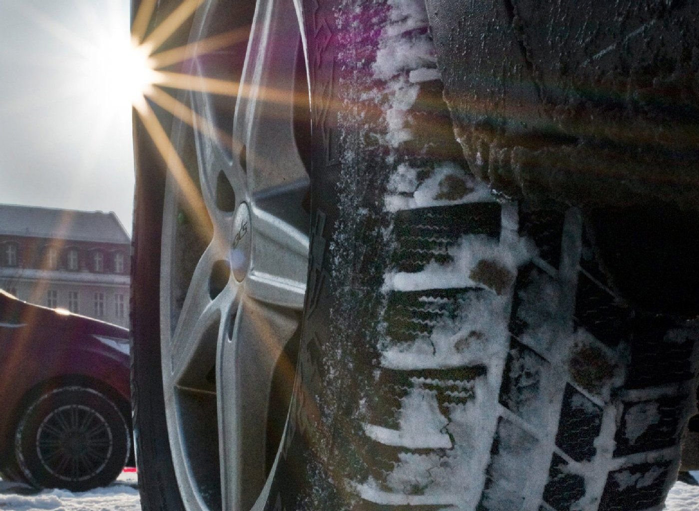 Der ADAC hat 28 Reifen auf ihre Wintertauglichkeit getestet. Ganzjahresreifen schnitten dabei überwiegend schlechter ab als Saisonpneus.