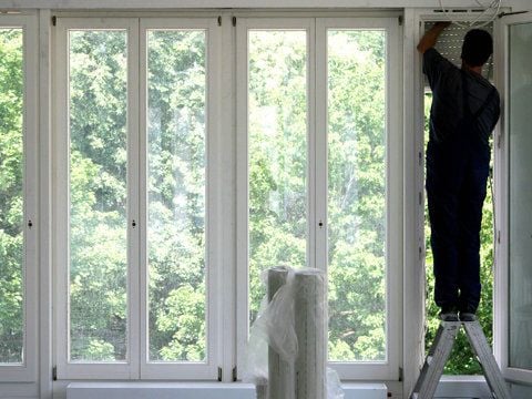 Ein Beispiel für die energetische Sanierung ist der Austausch alter Fenster durch besser isolierte.