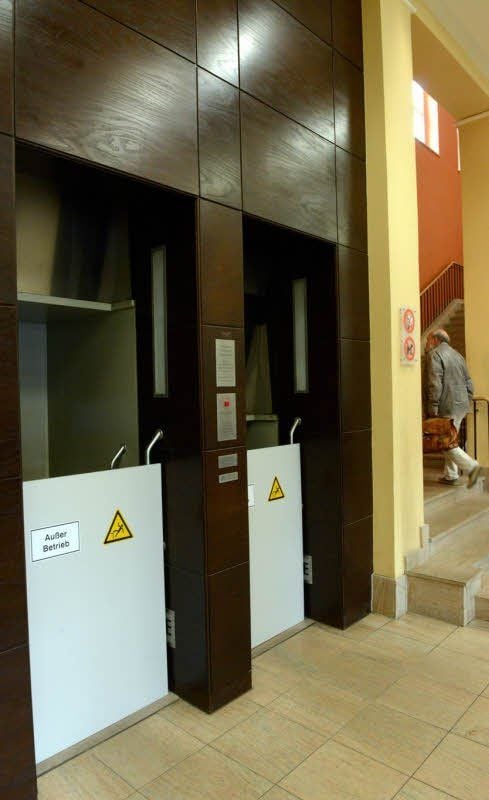 „Außer Betrieb“: Platten versperren im Erdgeschoss den Zugang zum Paternoster. Die Kabinen stehen seit 2011 still.