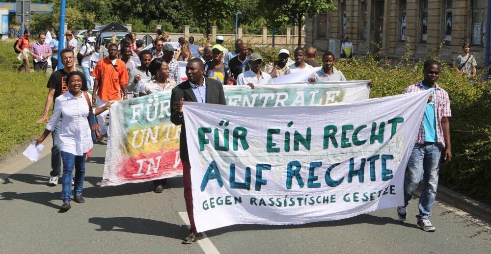 Mit einem Protestzug sind Flüchtlinge aus dem Landkreis durch Bitterfeld gezogen.