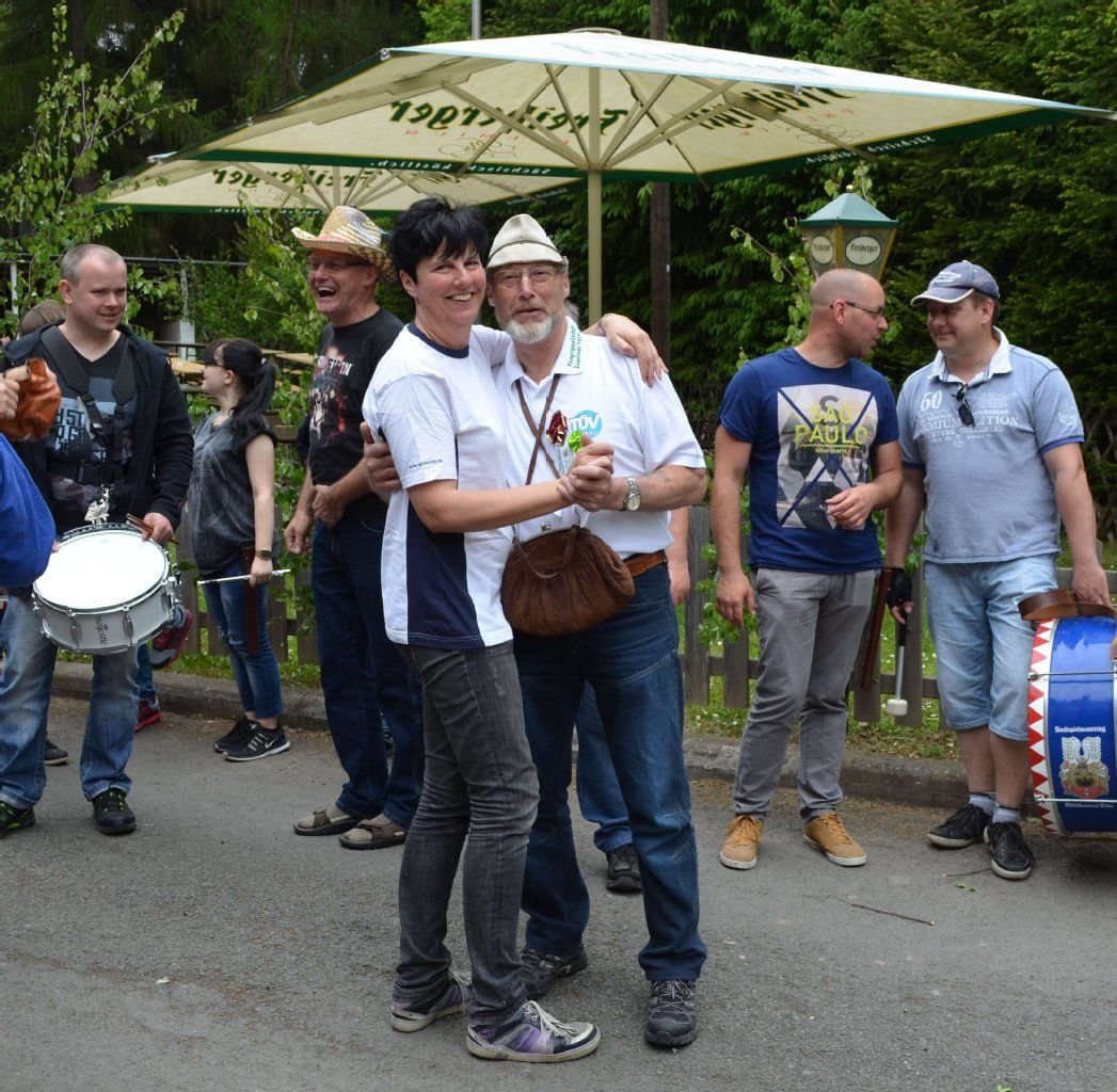 Brit Prietzel wagt ein Tänzchen mit Gerhard Hesse.