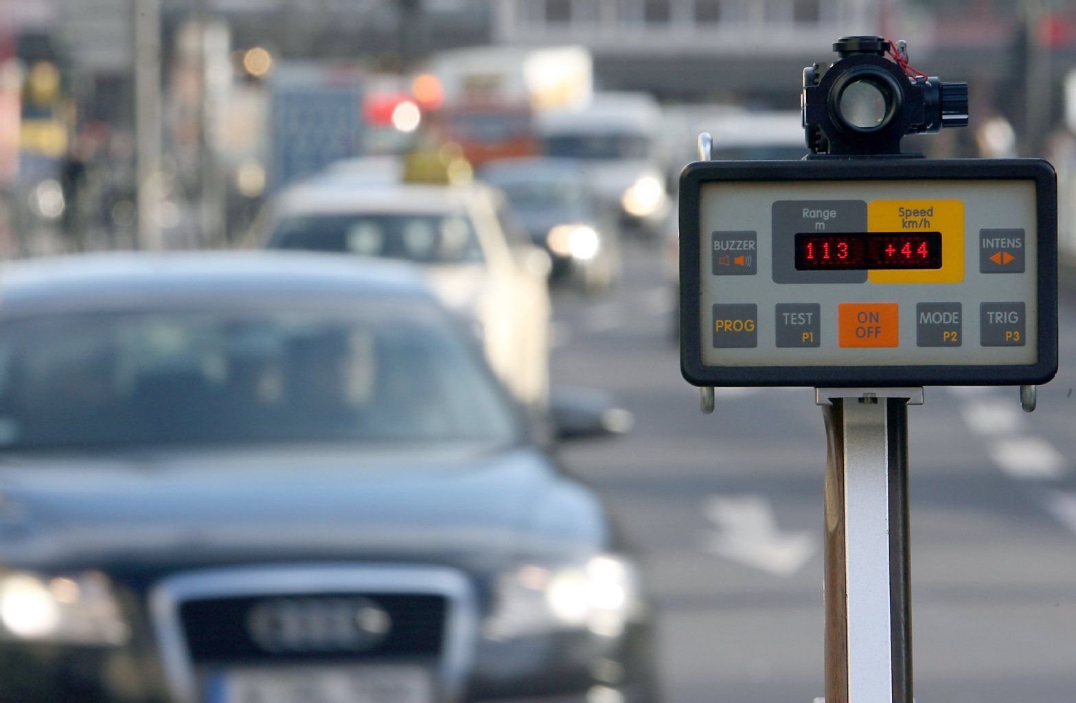 Wer innerorts 31 bis 40 Kilometer pro Stunde zu schnell fährt, bekommt nach der neuen Punktereform 2 statt 3 Punkte.
