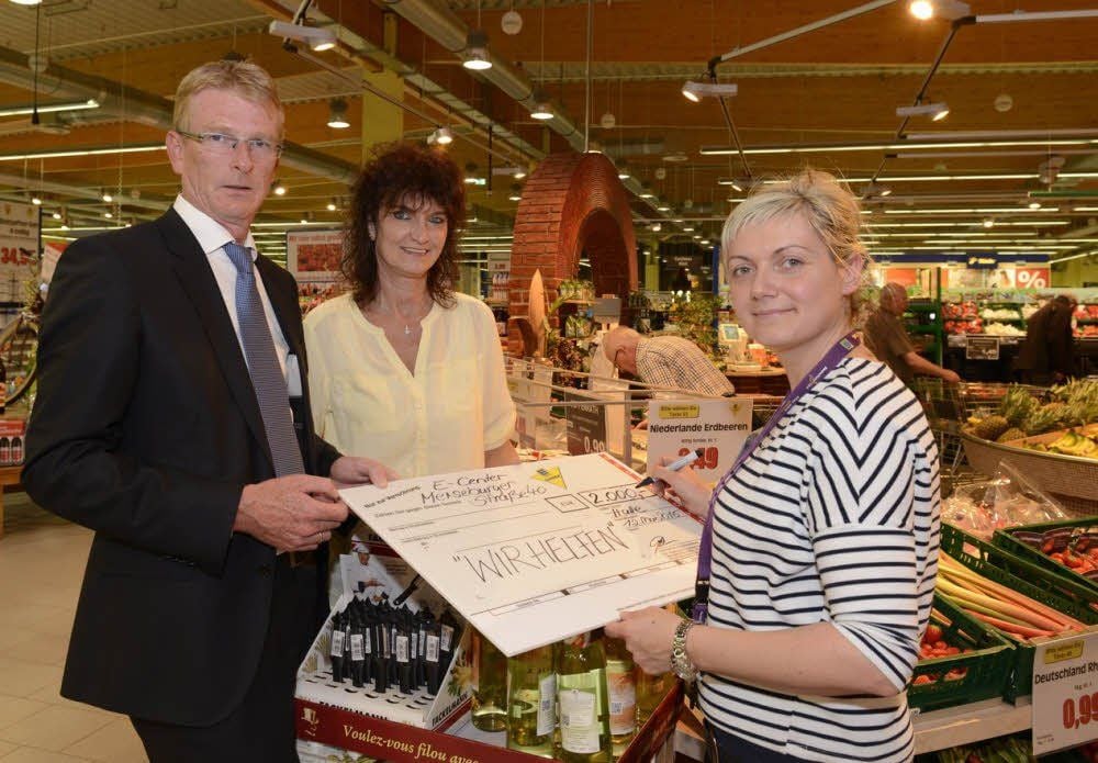 Michael Raubuch von den Lions, „Wir-helfen“-Geschäftsführerin Kerstin Metze und Edeka-Filialleiterin Sandra Weidauer (von links).