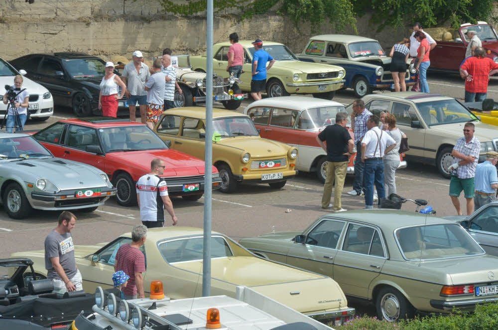 Auf dem Parkplatz des Hagebaumarktes trafen sich Oldtimer-Freunde, um sich über ihre Schätzchen auszutauschen.