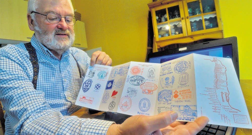 Klaus Dieter Unrau war 797 Kilometer auf dem Jakobsweg unterwegs - viele bunte Stempel in seinem Pilgerpass zeugen davon.
