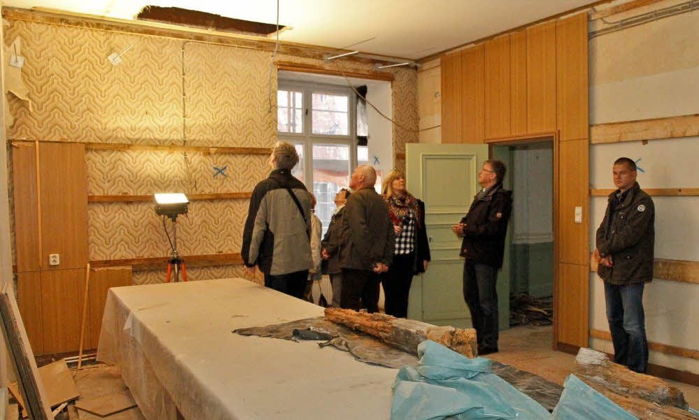 Im Ausschusssitzungsraum sind Paneele abgerissen. Hinter dem Loch an der Decke verbirgt sich beeindruckender Stuck.
