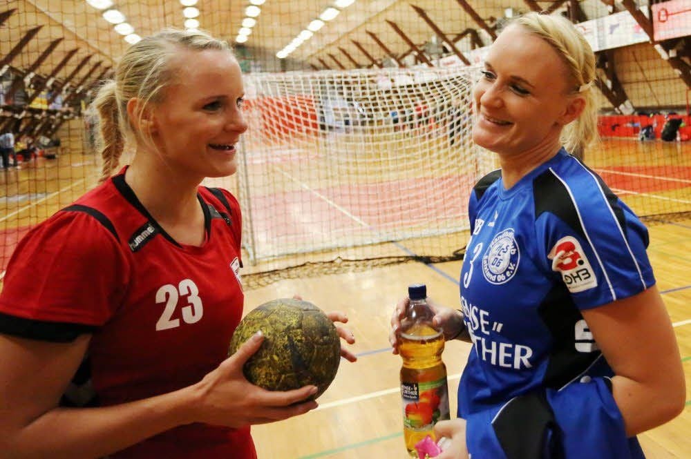 Die neue Wildgans Carolin Beck (r.) muss beim Handball nun auf Zwillingsschwester Christin verzichten.