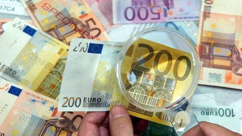 Falschgeld oder echte Scheine? - Wer die Maschen der Mauschler, Betrüger, Abzocker und Verbrecher kennt, fällt nicht so leicht auf sie herein. So lautet der Tenor des Ratgebers.