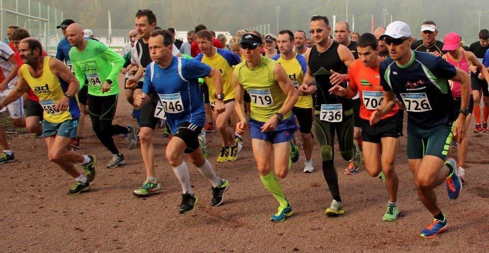Der spätere Zweite Toni Keller (Nr. 719) liegt auch schon beim Start des Brückenlaufs ganz vorn.