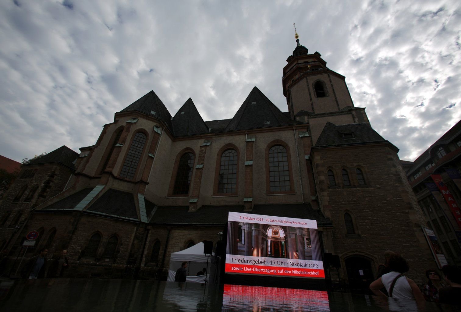 Videowand mit Hinweis zum Friedensgebet auf dem Nikolaikirchhof in Leipzig