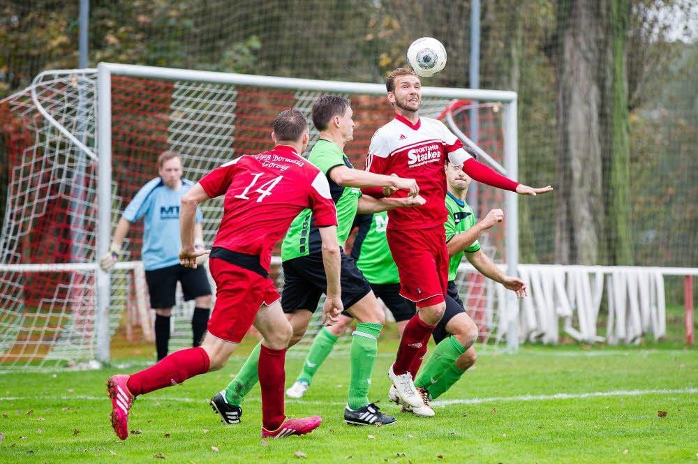 Tobias Nadolny (beim Kopfball) und Jens Tellensky (Nr. 14) sind die Görziger Vor-Kämpfer.