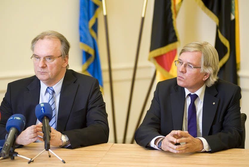 Ministerpräsident Reiner Haseloff (links ) stellt den neuen Wissenschaftsminister Hartmut Möllring (beide CDU) vor.