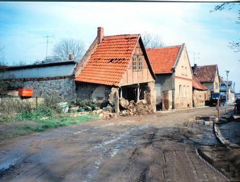 Die Flut hinterließ enorme Schäden wie an dem Haus im Unterdorf, das abgerissen wurde .