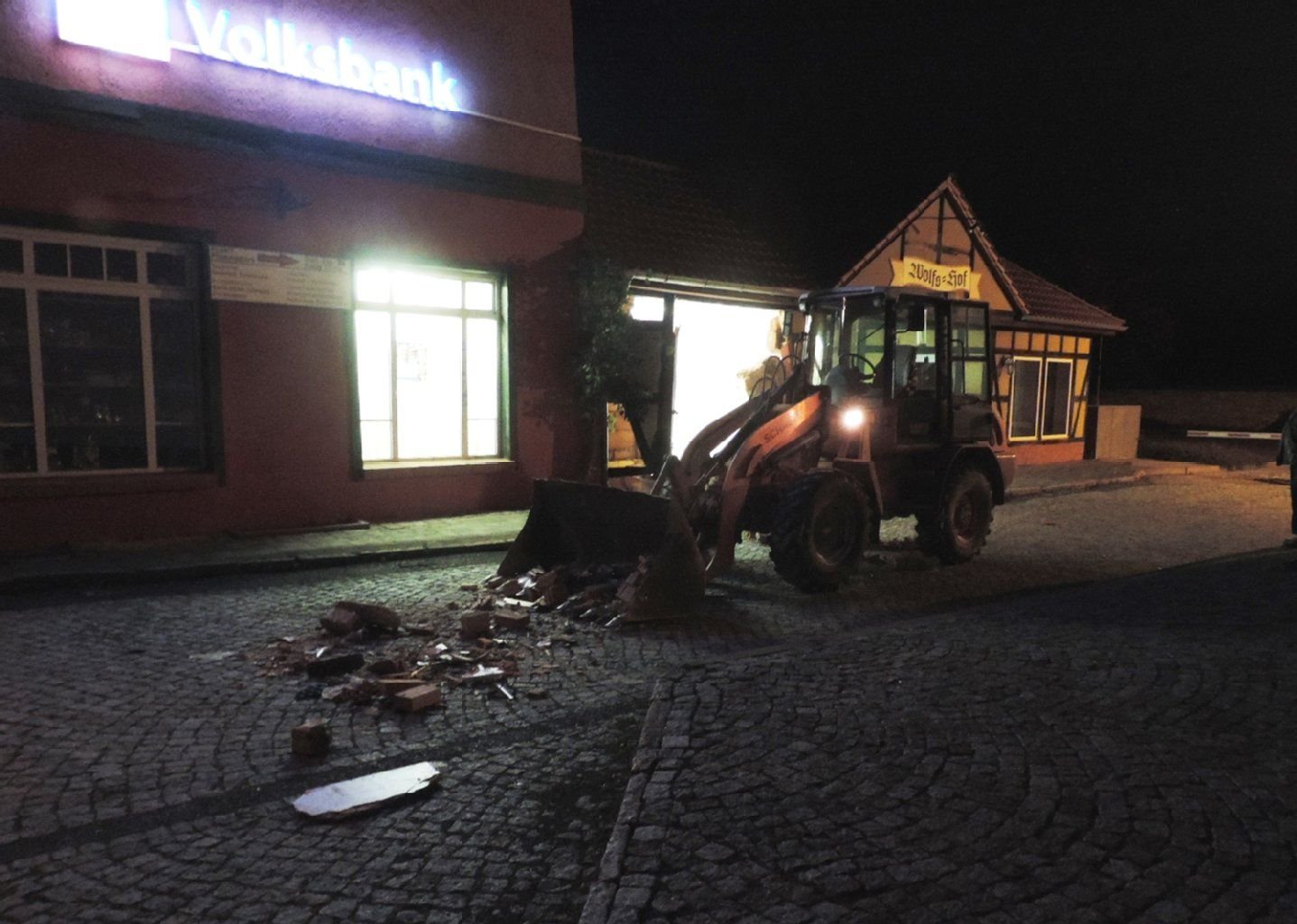 Unbekannte zerstörten eine Bankfiliale in Harzgerode mit einem Radlader und stahlen einen Geldautomaten.