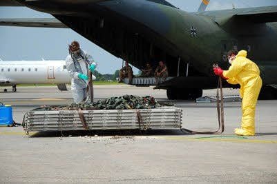 Um sich vor einer möglichen Ansteckung durch Ebolaviren zu schützen, setzten Bundeswehrsoldaten durch das Tragen von Schutzkleidung einen hohen medizinischen Maßstab an. Ihn zu überwachen, gehörte ebenfalls zu den Aufgaben des Oberfeldarztes.