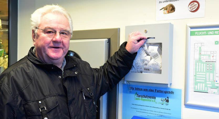 Heinz Föhlisch spendet sein Flaschenpfand immer dem Tierschutzverein. Den Pfand-Bon wirft er in die Box am Eingang des Edeka-Marktes Teuchern.