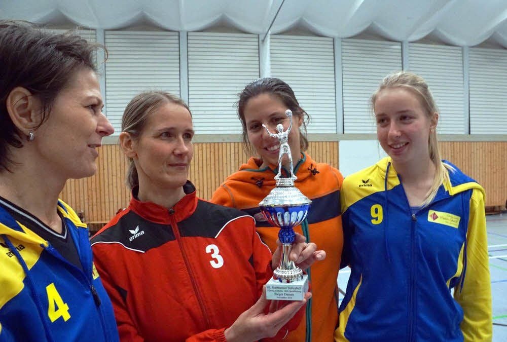 Auch die TSG-Damen Martina Blume, Sandra Schweiger, Sylvana Schwochow und Theresa Festerling (v.l.) nahmen den Pokal wieder mit. Kristin Meyer fehlt auf dem Bild.