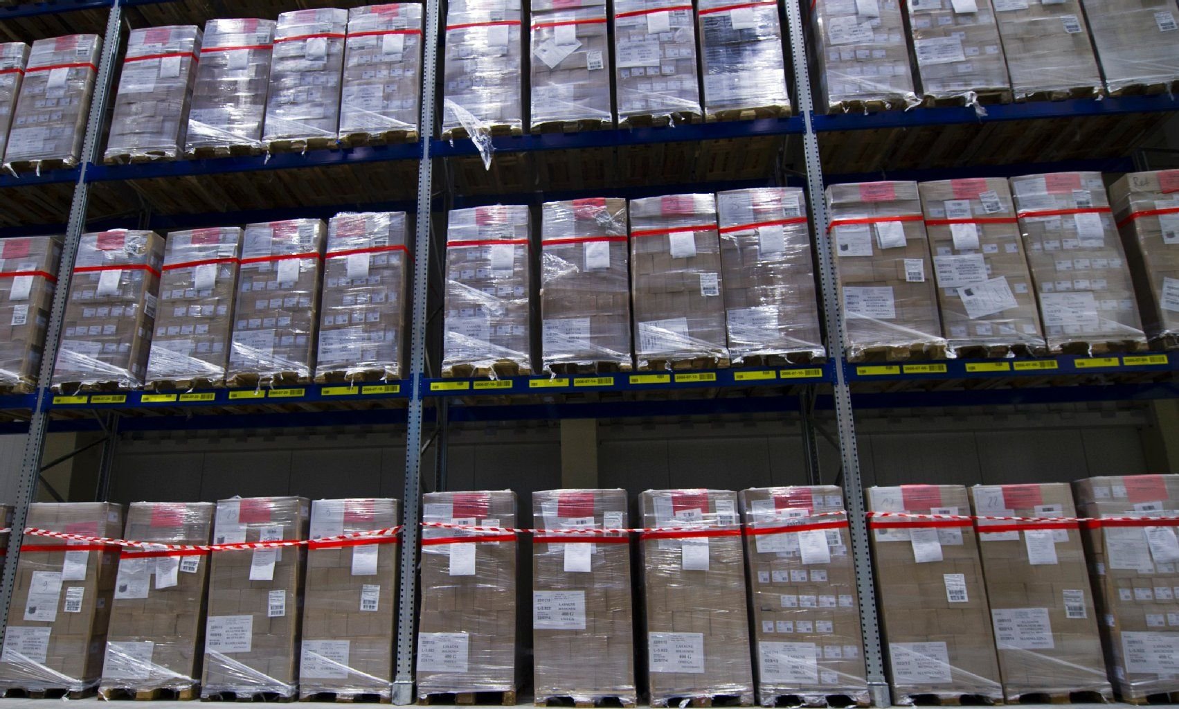 Paletten mit Lebensmitteln, die unter Verdacht stehen mit Pferdefleisch verunreinigt zu sein, stehen in Neuss (Nordrhein-Westfalen) in einem Kühlhaus.