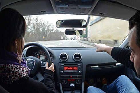 Der Fahrlehrer erklärt der Fahrschülerin die Regeln. Nicht so in Mexiko-Stadt – dort war bislang keine Fahrprüfung nötig, um sich hinter das Steuer eines Autos zu setzen.