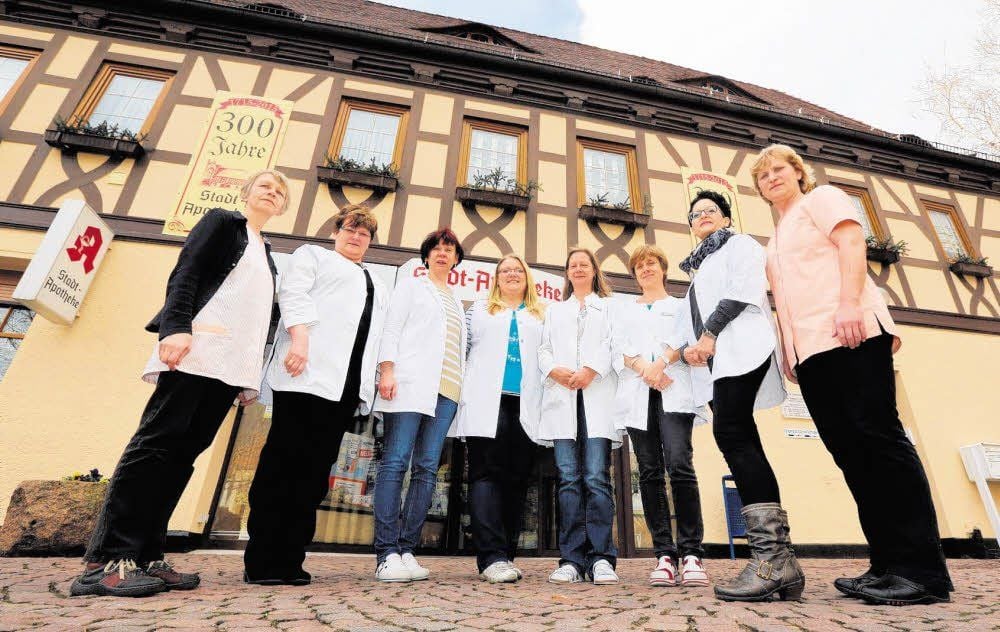 Freundlich, kompetent: das Team der Stadt-Apotheke Bitterfeld. In der Mitte die Chefinnen Ulrike Höbold und Ute Brandt (5. und 6. v.l.).