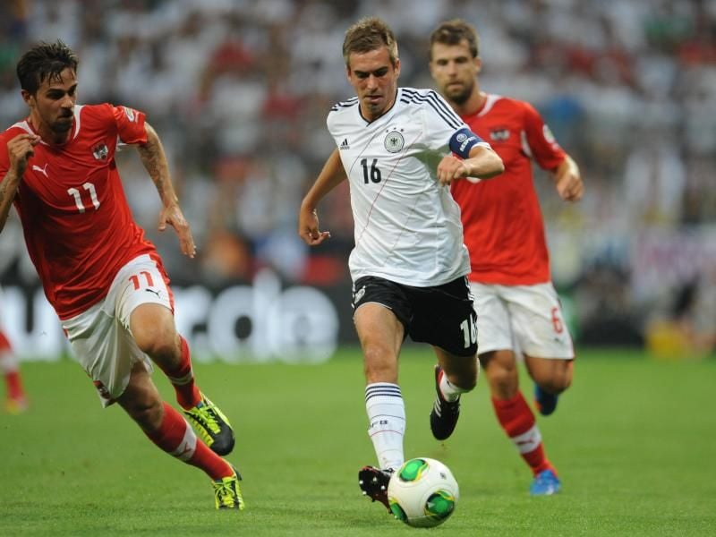Kapitän Philipp Lahm (m) machte gegen Österreich sein 100. Länderspiel.