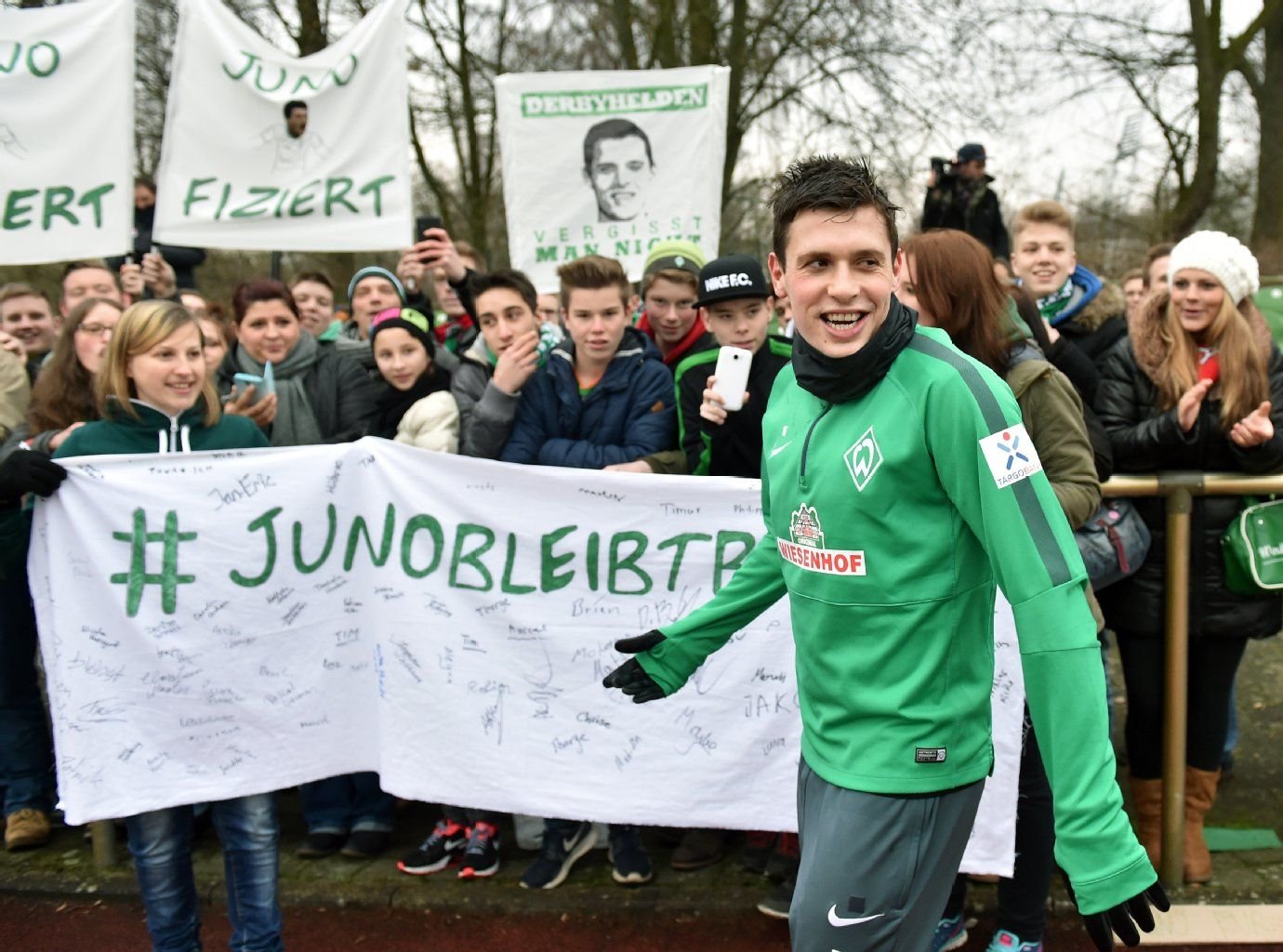 Zlatko Junuzovic (r.) mit den Werder-Fans beim Trainingsauftakt