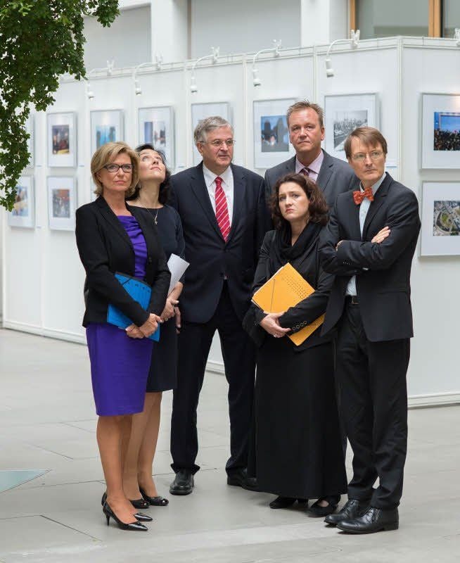 Gruppe um Hintze (3.v.l.) und Lauterbach (r.)