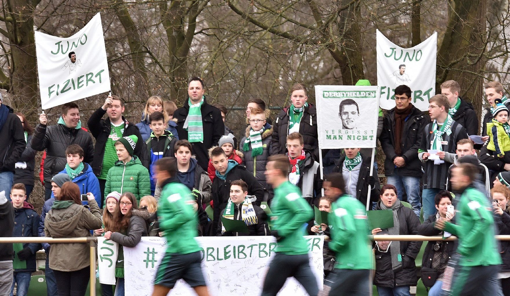 Die Werder-Fans beim Trainingsauftakt - mit Plakaten für Zlatko Junuzovic