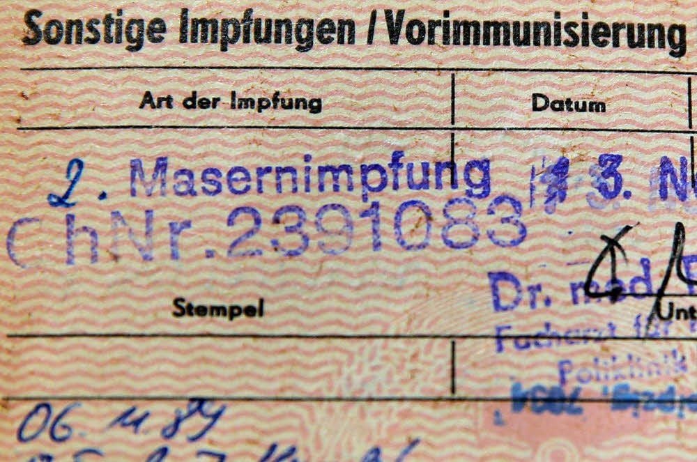 Nicht ohne meinen Impfpass: Am Giebichenstein-Gymnasium mussten die Schüler am Dienstag ihre Ausweise vorzeigen.
