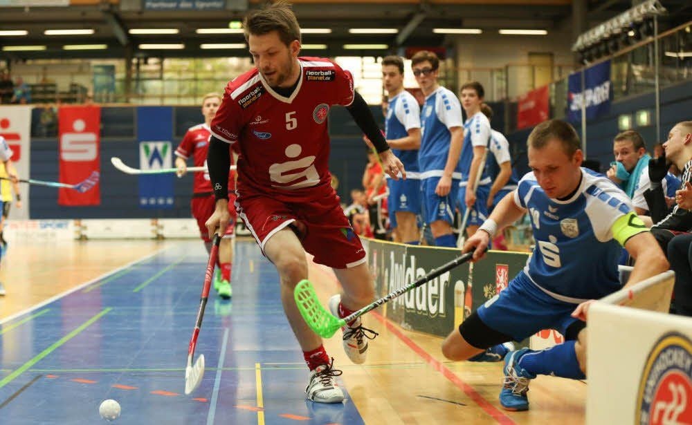 UHC-Spieler David Rezac (links) setzt sich nicht nur hier gegen einen Magdeburger durch. Insgesamt war Weißenfels haushoch überlegen.