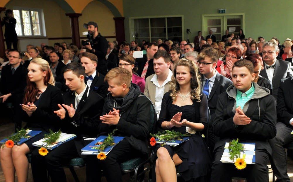 22 Schüler der Sekundarschule Droyßig feierten im Vereinshaus Osterfeld als neuem Veranstaltungsort Jugendweihe.