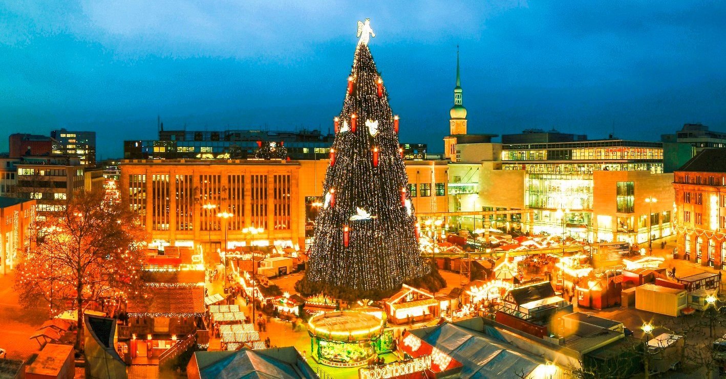 Imposant: Der Baum auf dem Dortmunder Weihnachtsmarkt.
