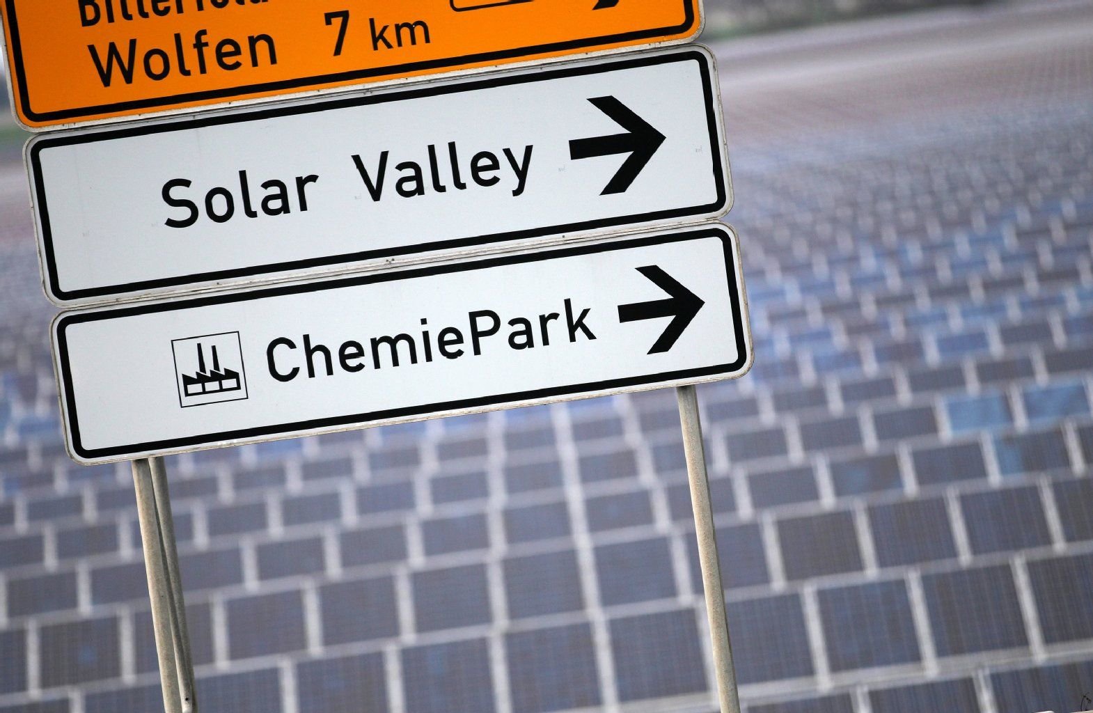 Ein Schild weist an einer Straße vor einem Solarpark zum "Solar Valley" in Bitterfeld-Wolfen.