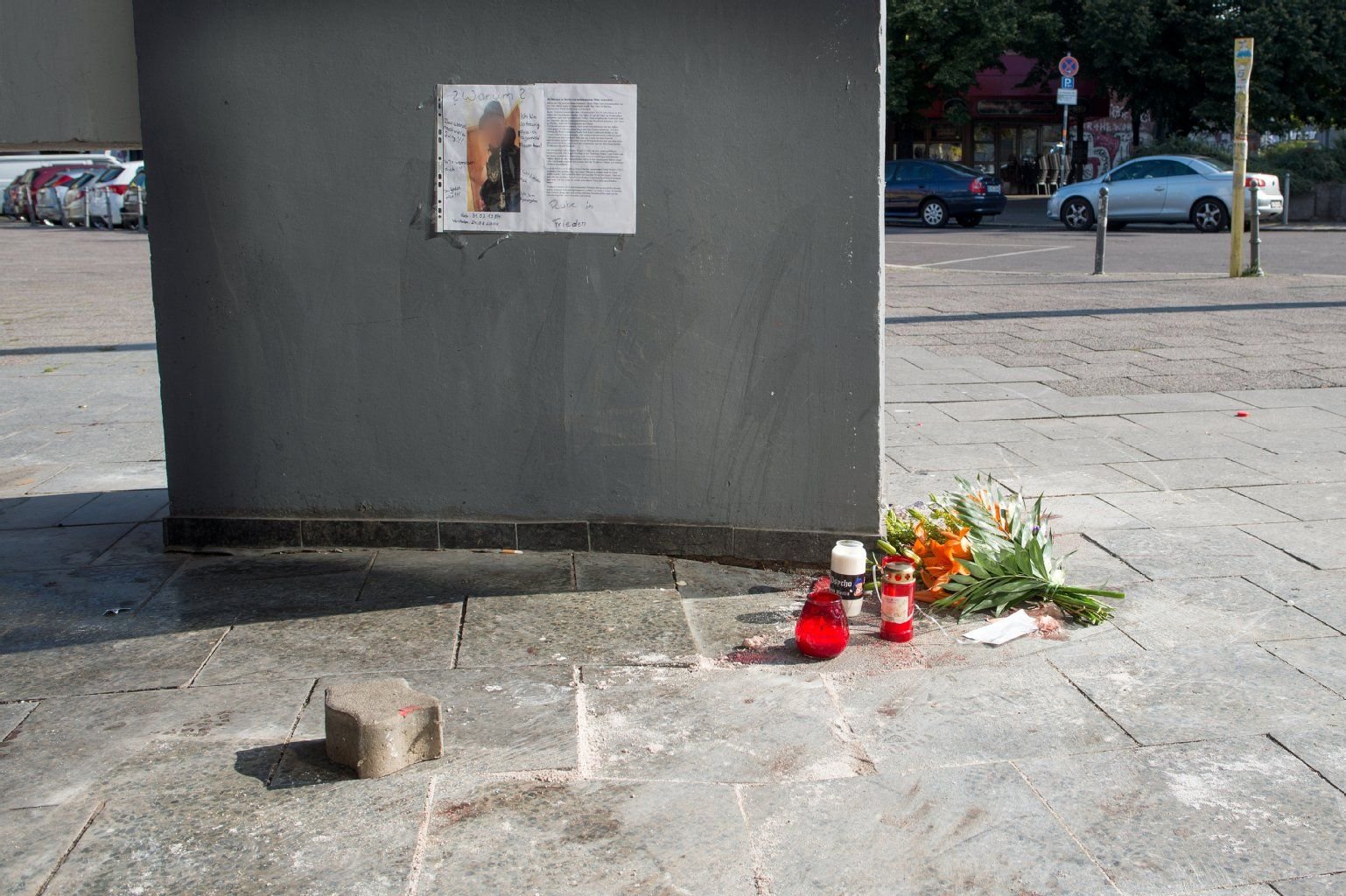 Blumen am Berliner Alexanderplatz nach der tödlich verlaufenen Messerstecherei