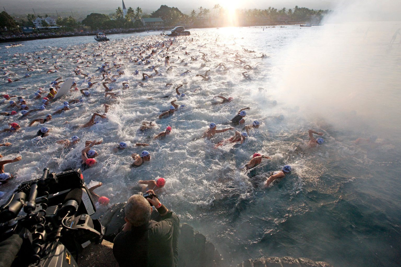 Start zur Ironman-Weltmeisterschaft am 9. Oktober 2010 in Kailua-Kona auf Ironman-Weltmeisterschaft (USA). Die Sportler müssen nacheinander 3,8 Kilometer schwimmen, 180 Kilometer Radfahren und 42,195 Kilometer laufen.