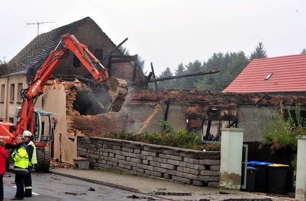 Der Saal der Gaststätte „Nordstern“ in Granschütz ist völlig niedergebrannt, das Haus eine Ruine. Überall liegen verkohlte schwarze Holzbalken.