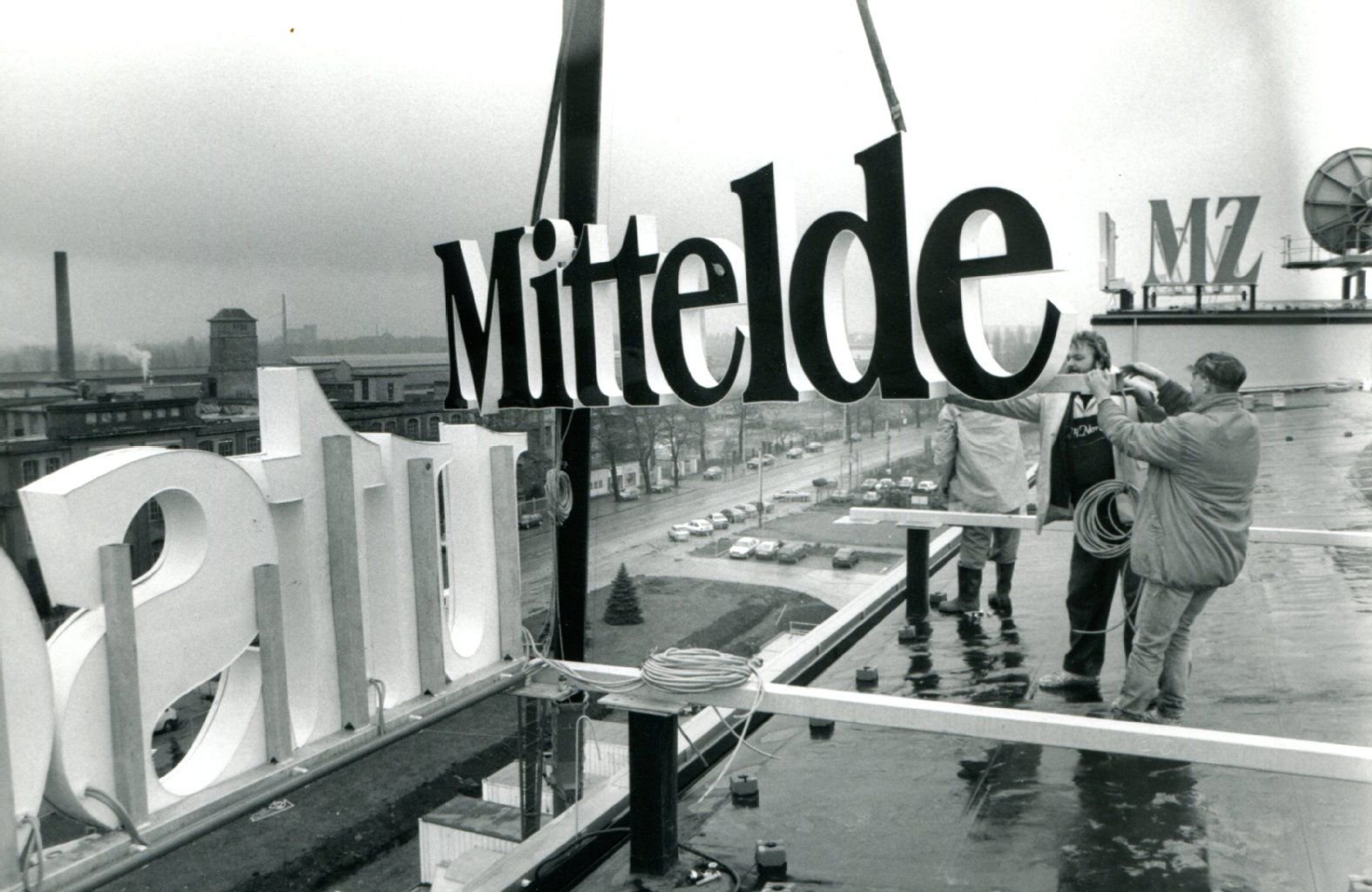 Der MZ-Schriftzug wird 1993 auf dem Dach des MZ-Gebäudes montiert. Es ist zufällig auch noch ein besonderes Datum: ein 9. November. Vier Jahre zuvor war die Mauer zwischen Ost und West gefallen.
