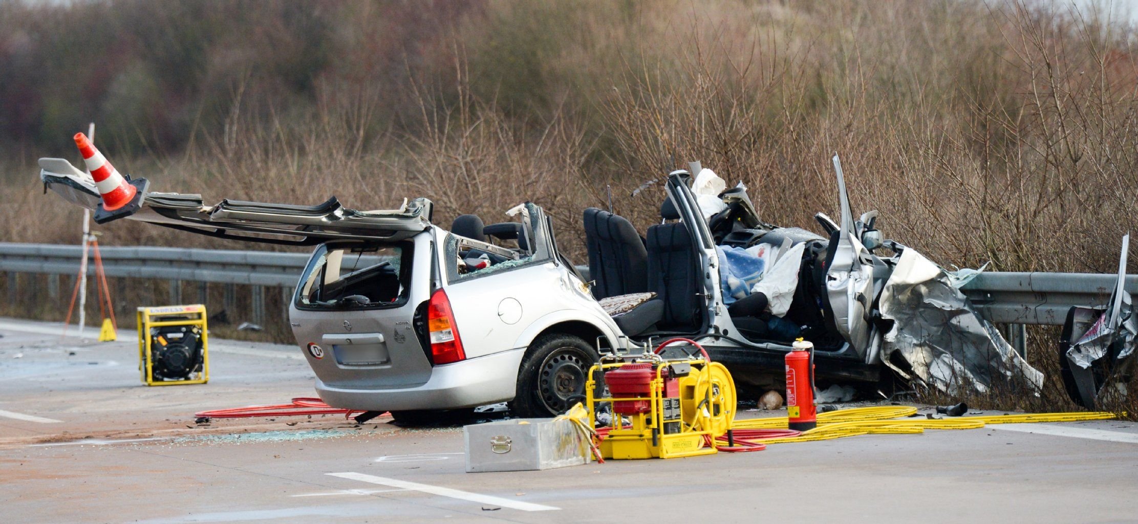 ei dem Unfall kamen drei Menschen ums Leben, zwei weitere wurden schwer verletzt. Nach ersten Erkenntnissen der Polizei kollidierten zwei Autos zwischen den Anschlussstellen Eisleben (Sachsen-Anhalt) und Allstedt.