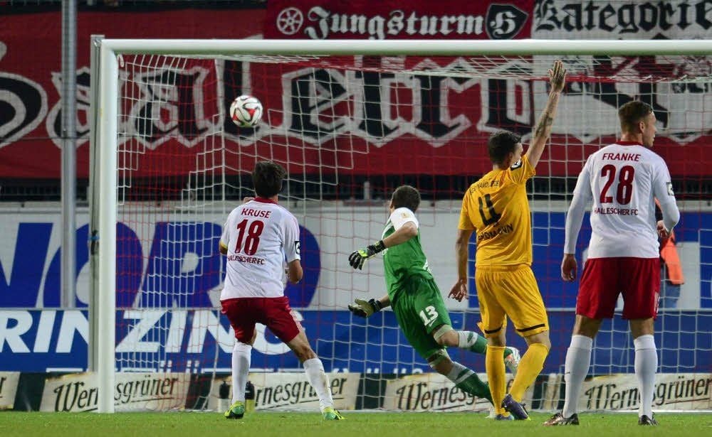 Beim Tor von Tim Kruse (l.) klar zu erkennen: Während des Spiels gegen Dynamo Dresden hing am Zaun der Schriftzug der Ultra-Gruppe Saalefront.